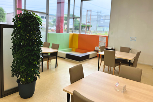 雑誌やドリンクを楽しめるショールーム
